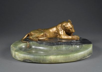 Georges Guyot Georges GUYOT (1885-1973) - Lionne couchée sur vide poche en pierre...