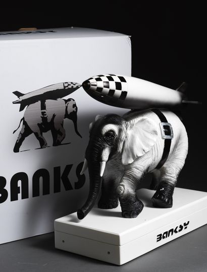 BANKSY BANKSY (d'après) (1974) - Elephant Bomb - Blanc & Noir -34 x 35 x 16 cm -...