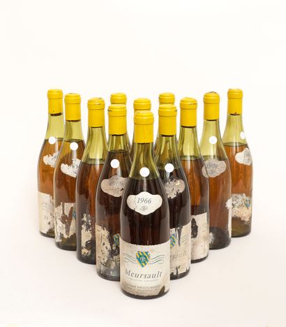 Meursault 12 bouteilles MEURSAULT 1966 B. (niveaux : 4 entre 2cm et 3cm, 3 entre...