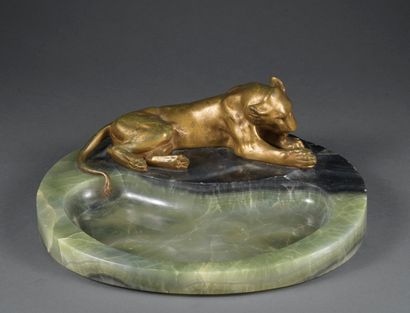 Georges Guyot Georges GUYOT (1885-1973) - Lionne couchée sur vide poche en pierre...