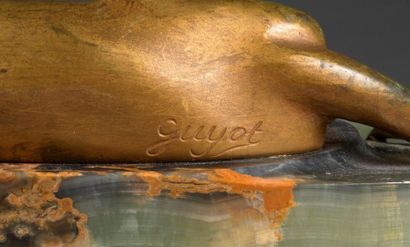 Georges Guyot Georges GUYOT (1885-1973) - Lionne couchée sur vide poche en pierre...