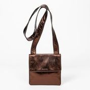 Chanel CHANEL - Petit sac plat porté en bandoulière en agneau métallisé de couleur...