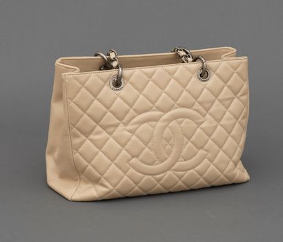 Chanel CHANEL - Shopping bag en veau caviar beige - Intérieur en tissus gris - Double...