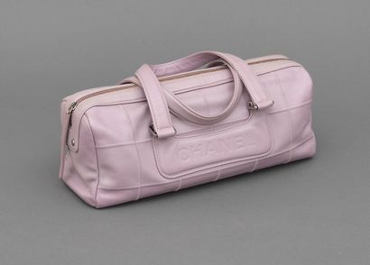 Chanel CHANEL - Sac à main de forme bowling en veau grainé lilas - Intérieur en tissus...