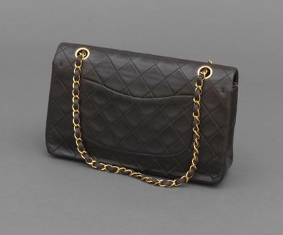 Chanel CHANEL - Classic bag with double flap in black lambskin - Lining in dark red...