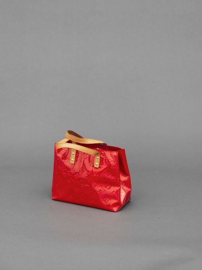 Louis Vuitton LOUIS VUITTON - Petit sac shopping en veau verni rouge vif et cuir...