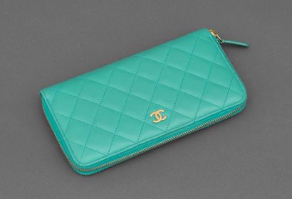 Chanel CHANEL - Zipped wallet in lagoon green lambskin - Compartmented interior in...