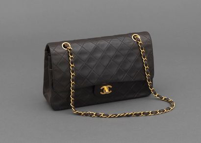 Chanel CHANEL - Classic bag with double flap in black lambskin - Lining in dark red...