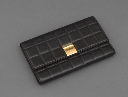 Chanel CHANEL - Portefeuille, porte-monnaie en agneau noir à effet de carré matelassé...