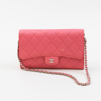 Chanel CHANEL - Pochette wallet on chain en agneau matlassé rose - Intérieur en agneau...