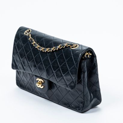 Chanel CHANEL - Rectangle shaped handbag in navy blue lambskin - Inside white satin...