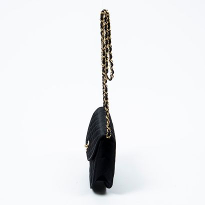 Chanel CHANEL - Pochette de soir en satin matelassé noir de forme demi-lune - Bandoulière...