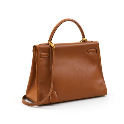 Hermès HERMES - Kelly bag 32cm with epsom gold calfskin lined in goat gold - Sold...