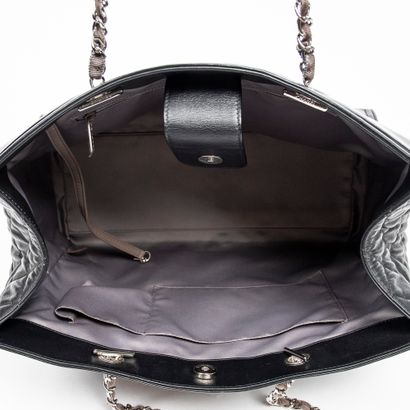 Chanel CHANEL - Sac cabas en vinyle et cuir noir - Intérieur en satin gris - Poignée...