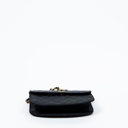 Chanel CHANEL - Evening clutch bag in black quilted satin, half-moon shape - Retractable...