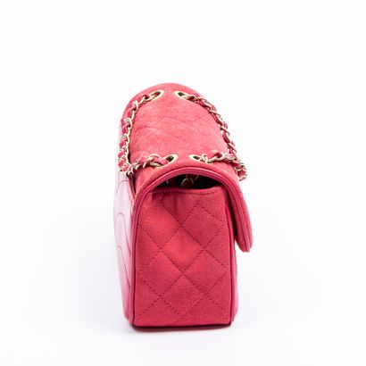 Chanel CHANEL - Sac de format boîte en cuir velour et agneau rose fuchsia - Intérieur...