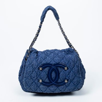 Chanel CHANEL - Sac à main type besace en nylon à effet de plissé bleu - Intérieur...