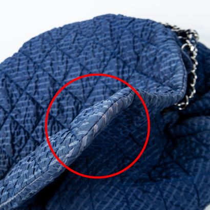Chanel CHANEL - Sac à main type besace en nylon à effet de plissé bleu - Intérieur...