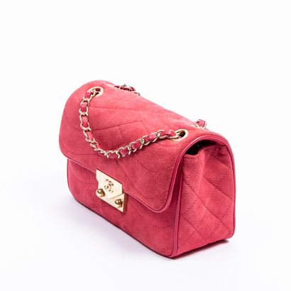 Chanel CHANEL - Sac de format boîte en cuir velour et agneau rose fuchsia - Intérieur...