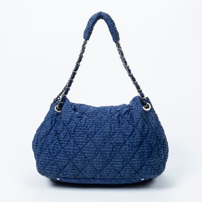 Chanel CHANEL - Handbag in nylon with blue pleated effect - Inside in grey cotton...