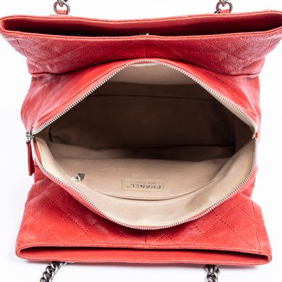 Chanel CHANEL - Petit sac de forme cabas en veau caviar grainé rouge - Intérieur...