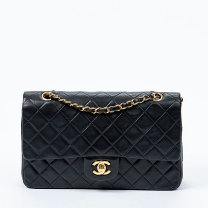 Chanel CHANEL - Timeless handbag in black lambskin with double flap - Inside in red...