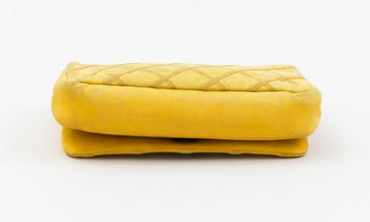 Chanel CHANEL - Sac à rabas en cuir retourné façon nubuck de couleur jaune - Intérieur...