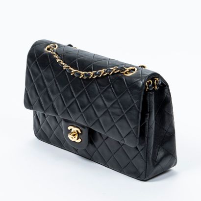 Chanel CHANEL - Timeless handbag in black lambskin with double flap - Inside in red...