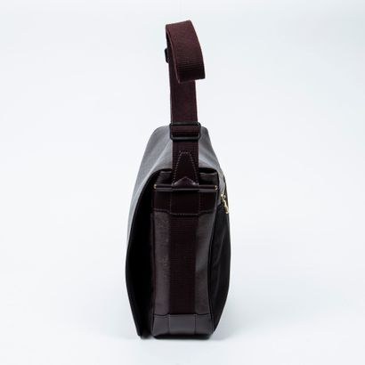 Louis Vuitton LOUIS VUITTON - Besace Viktor en cuir taiga de couleur bordeaux et...