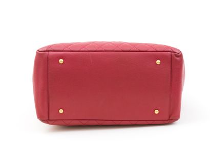 Chanel CHANEL - Tote bag in red grained calfskin - Interior in raspberry red leather...