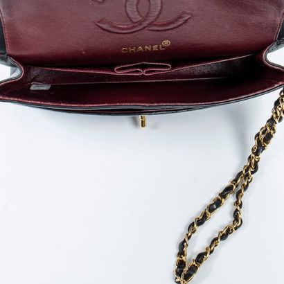 Chanel CHANEL - Timeless handbag in black lambskin with double flap - Inside in red...