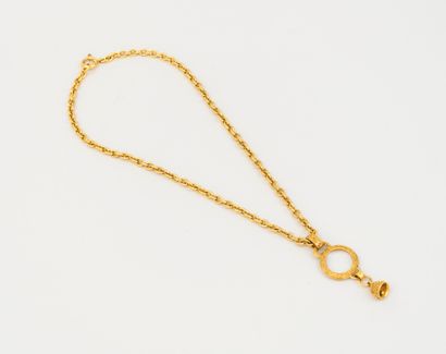 Chanel CHANEL - Collier en métal doré type chaîne retenant en pendentif une breloque...