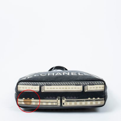 Chanel 
CHANEL - Sac cabas en toile enduite à décors de trains et du logo de la marque...