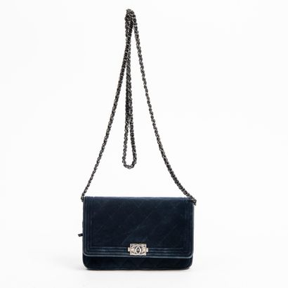 Chanel CHANEL - Wallet on chain boy en velour bleu foncé - Intérieur en cuir et en...