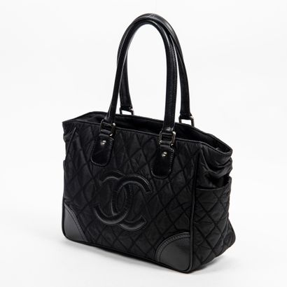 Chanel CHANEL - Sac cabas en nylon matelassé et application de cuir noir - Intérieur...