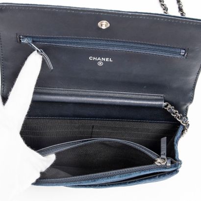 Chanel CHANEL - Wallet on chain boy in dark blue velvet - Inside in leather and grey...
