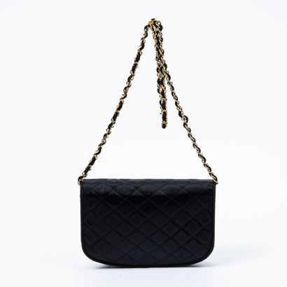 Chanel CHANEL - Evening clutch bag in black quilted satin, half-moon shape - Retractable...