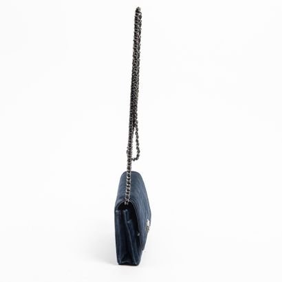 Chanel CHANEL - Wallet on chain boy en velour bleu foncé - Intérieur en cuir et en...