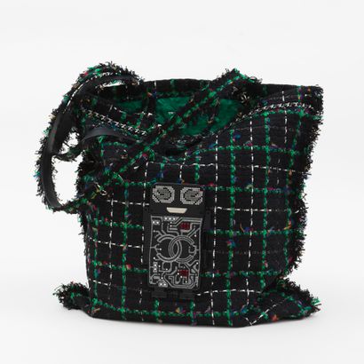 Chanel CHANEL - Cabas d'épaule en tweed de laine vert et noir entrelassé de fils...
