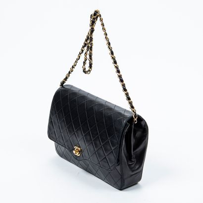 Chanel CHANEL - Flap bag in black quilted lambskin - Inside two gussets in red fabric...