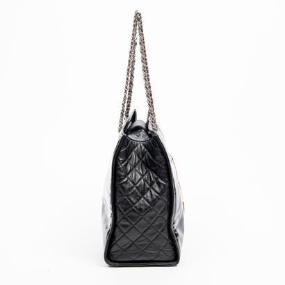 Chanel CHANEL - Sac cabas en vinyle et cuir noir - Intérieur en satin gris - Poignée...