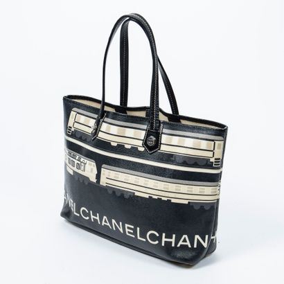 Chanel 
CHANEL - Sac cabas en toile enduite à décors de trains et du logo de la marque...