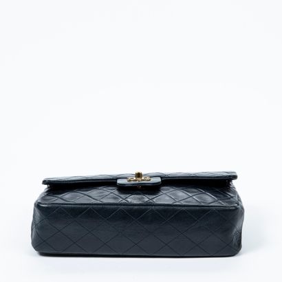 Chanel CHANEL - Rectangle shaped handbag in navy blue lambskin - Inside white satin...