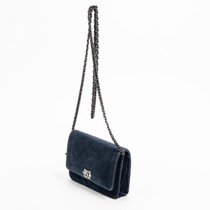 Chanel CHANEL - Wallet on chain boy in dark blue velvet - Inside in leather and grey...