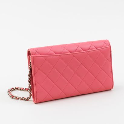 Chanel CHANEL - Pochette wallet on chain en agneau matlassé rose - Intérieur en agneau...