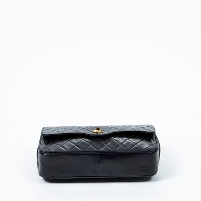 Chanel CHANEL - Flap bag in black quilted lambskin - Inside two gussets in red fabric...