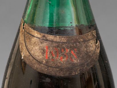 VINS 8 bouteilles comprenant : 7 Puligny Montrachet 1938 dont 3 supposés 1938 mais...