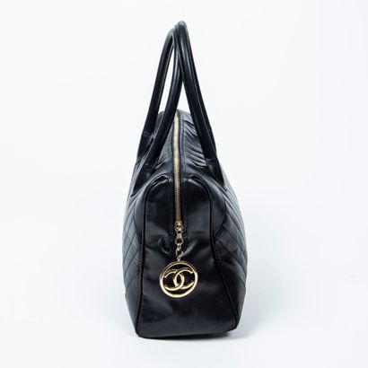 Chanel CHANEL - Black lambskin handbag with herringbone pattern - Black vinyl interior...