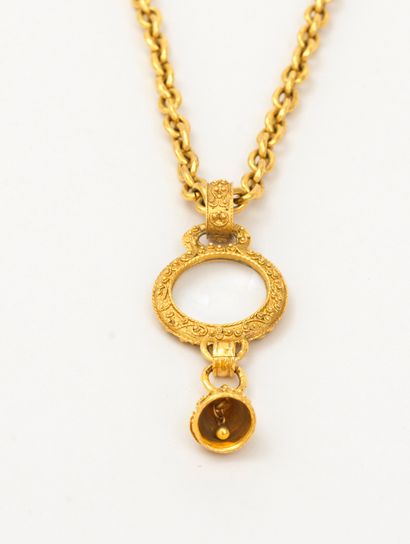 Chanel CHANEL - Collier en métal doré type chaîne retenant en pendentif une breloque...
