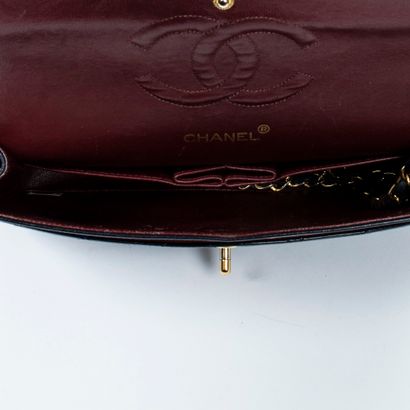 Chanel CHANEL - Sac à main de forme rectangle en agneau bleu marine - Intérieur en...